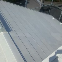 屋根の下塗り後です。下塗りの塗料は白っぽくなります。